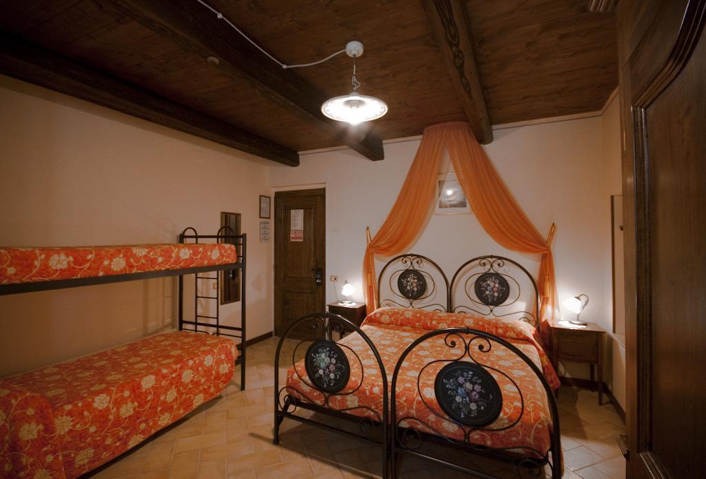 Agriturismo Vecchio Gelso Ortezzano Δωμάτιο φωτογραφία